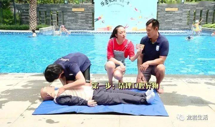 岩前小女孩落水全过程曝光热心路人施救有方奇迹出现