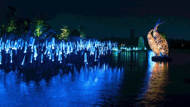 ▌夜幕下彩灯齐齐点亮,顿时变成了梦幻般的童话世界.