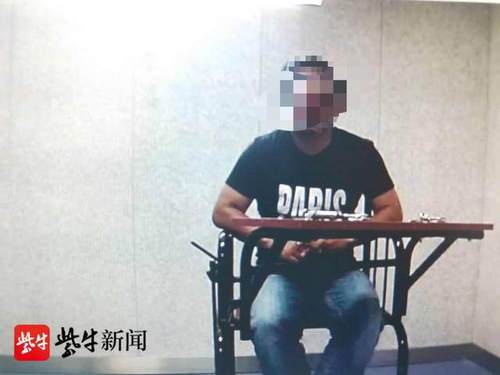 盐城|男子遇交警检查闯卡通行，一查竟然既无证又超员