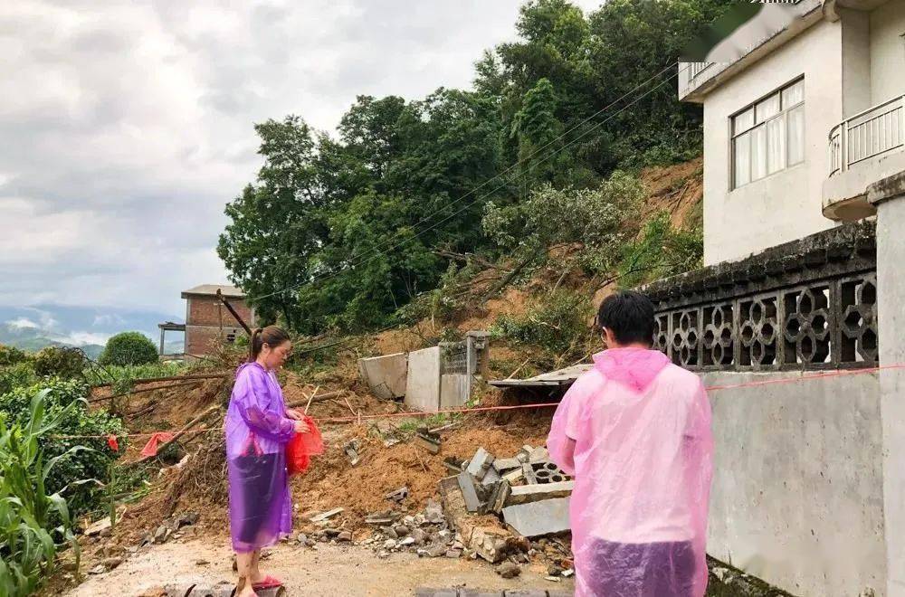 桂岭镇干部在通往桂岭主要道路上拉好警戒线.