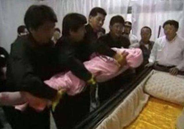 歌后邓丽君遗体照流出:和生前一样美丽,下葬时仍保持那份优雅