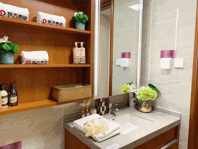 多功能镜柜 为了更好地利用卫生间空间 恒大的卫生间采用  隐藏式