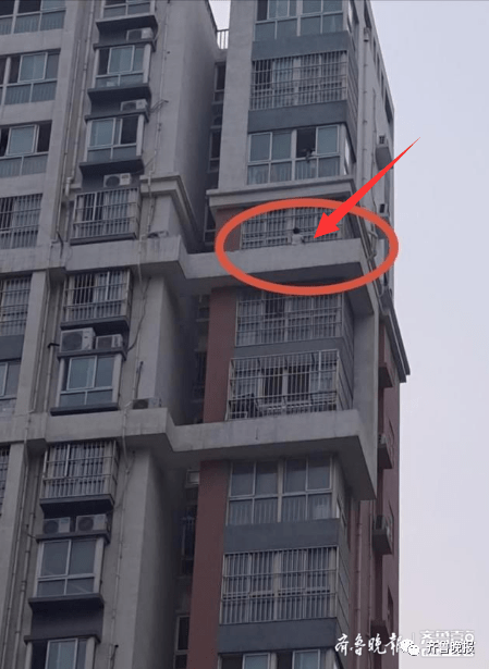 孩子|山东一水电维修员16楼跳至15楼窗外救起3岁娃，脚部骨折