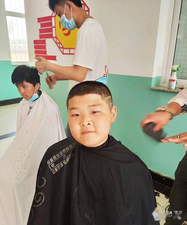 怎么在学校不理发 67af55c6f7f84761a09e7cef4b40cf64.jpeg