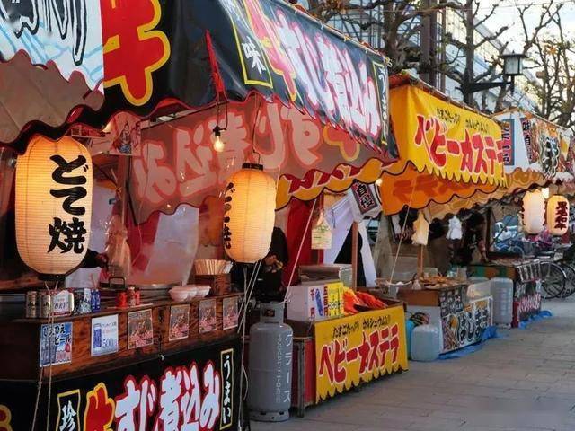 这里有棉花糖,苹果糖,巧克力香蕉,日式炒面,烤鱼,还有捞金鱼等等游戏