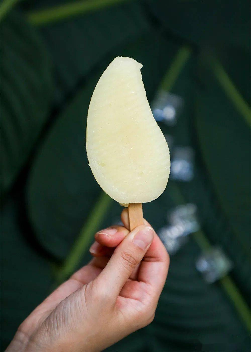 味道是非常清爽的香梨味因为是雪泥只要胆子够大可以尝试从冰箱里刚拿