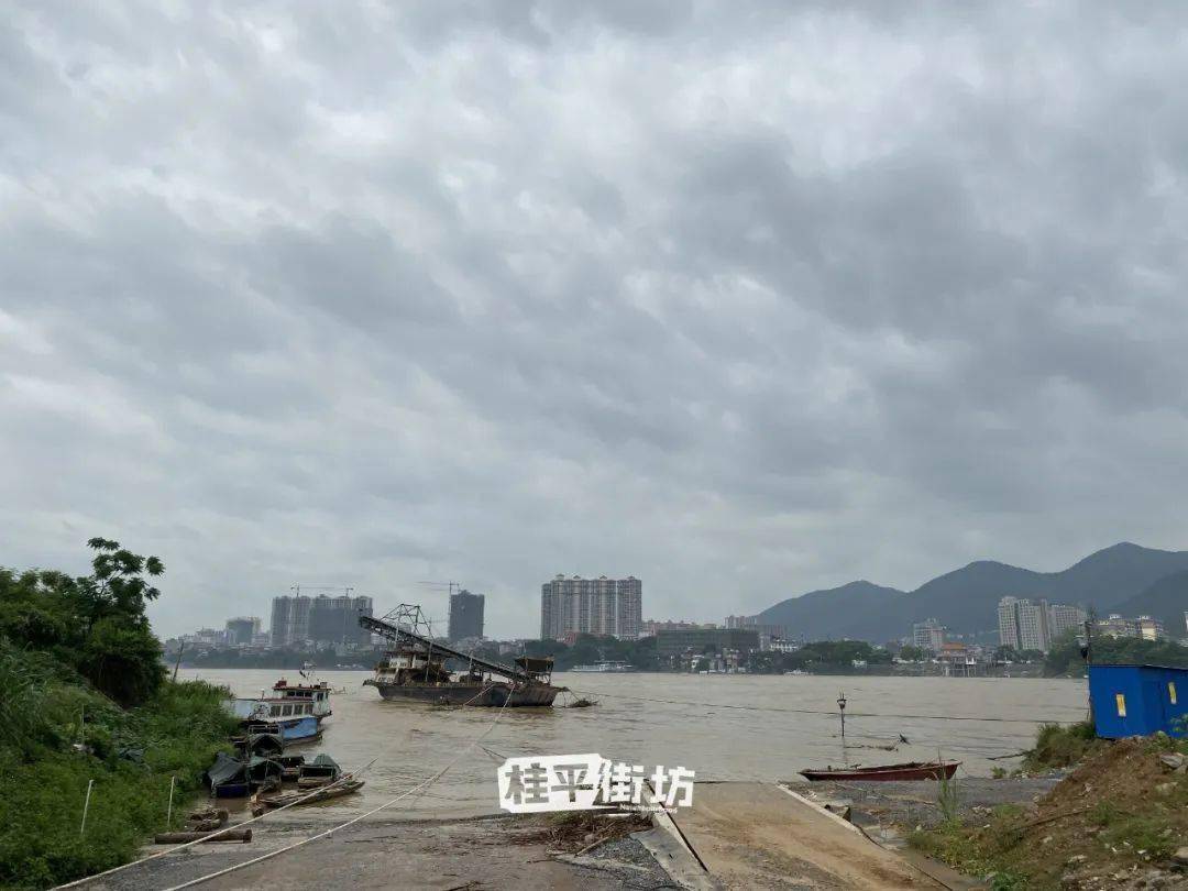 即江北新区靠江有一段路已经被淹没桂平北江桥下游,大藤峡码头对面