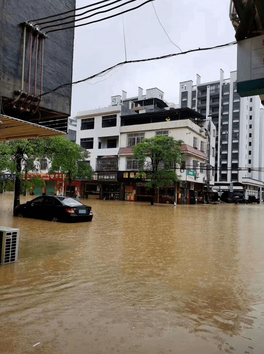 河水上涨,交通中断,英德多镇遭遇特大暴雨袭击!未来