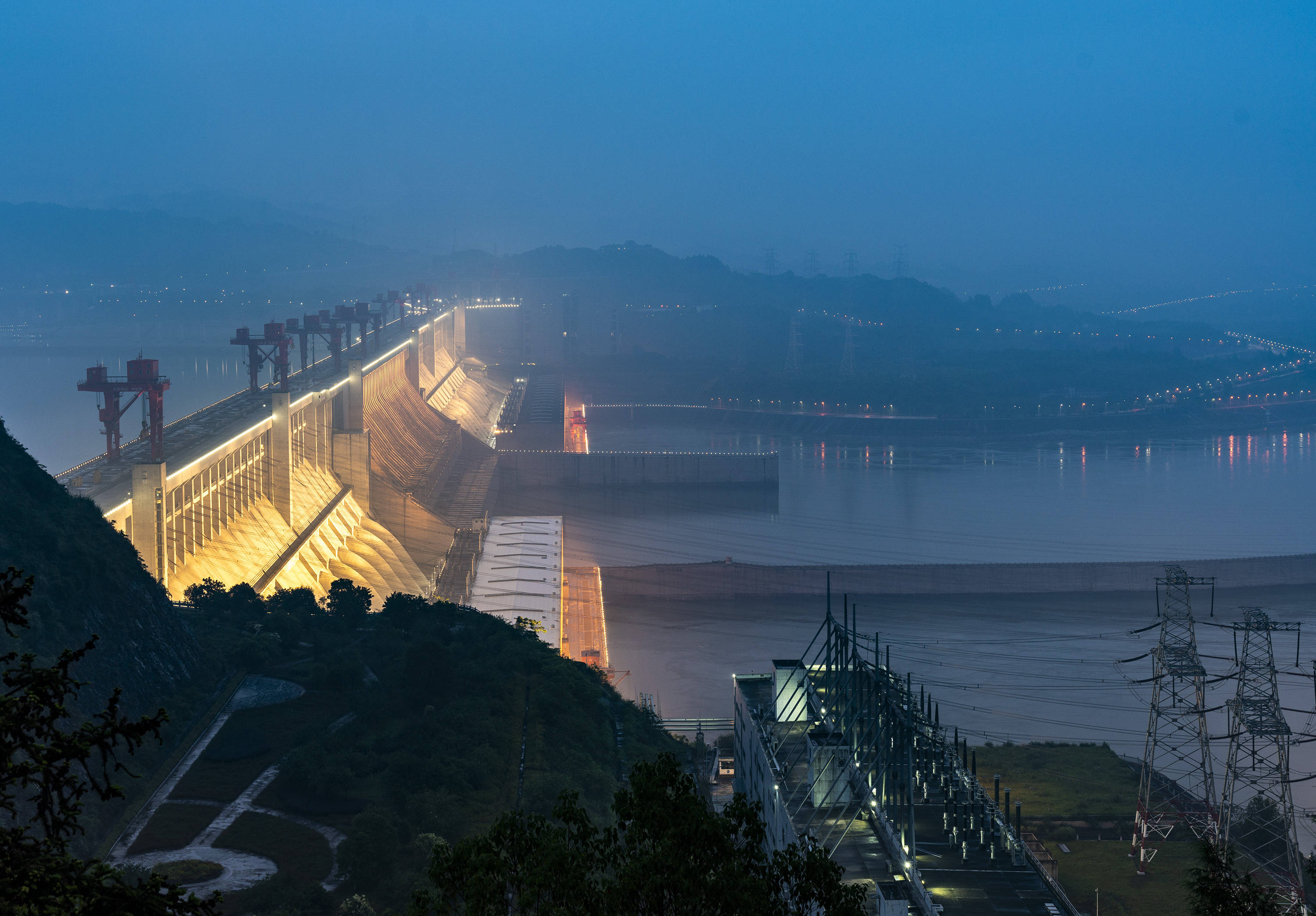 三峡水库提前消落到位腾出库容迎战汛期洪水