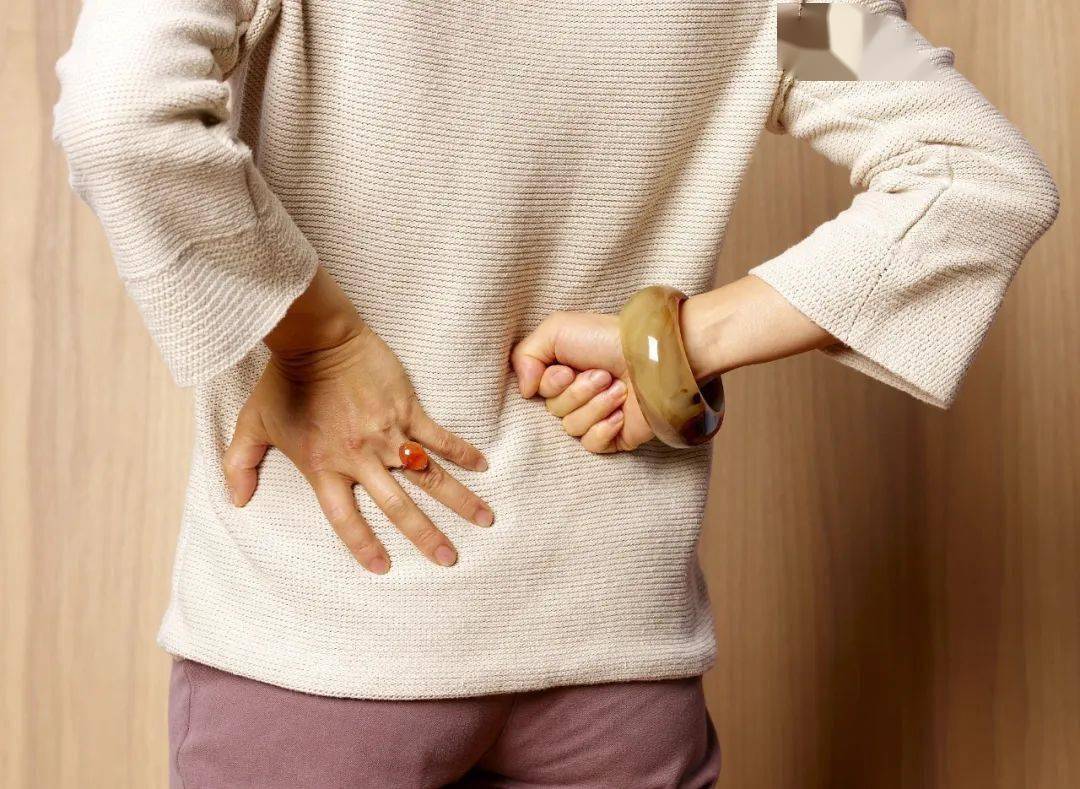 男子被腰痛折磨10年,竟是因为爱擦屁股?医生:这几种姿势最伤腰!