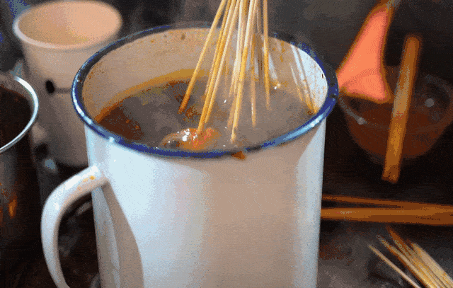等不及的食客们早就拿好手套上手抓啦 用筷子夹的小伙伴估计抢不过哦