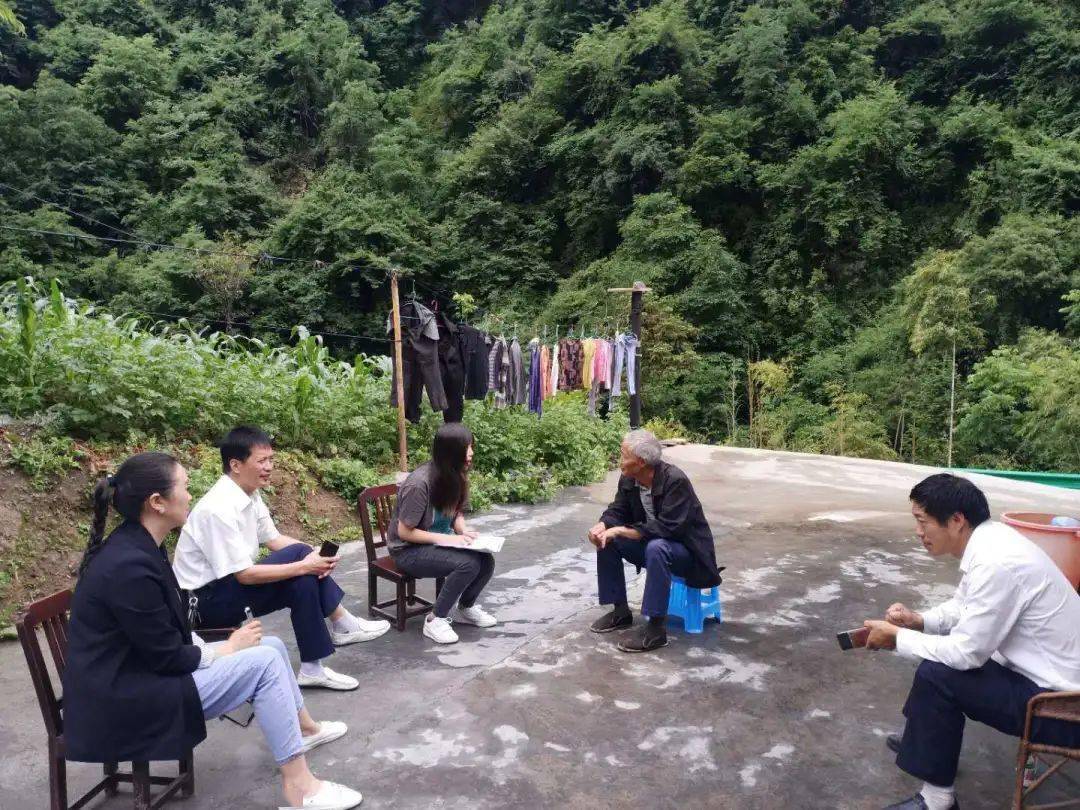 6月10日,  县住建局局领导带领帮扶干部到八仙镇韩河村,龙门村和江西