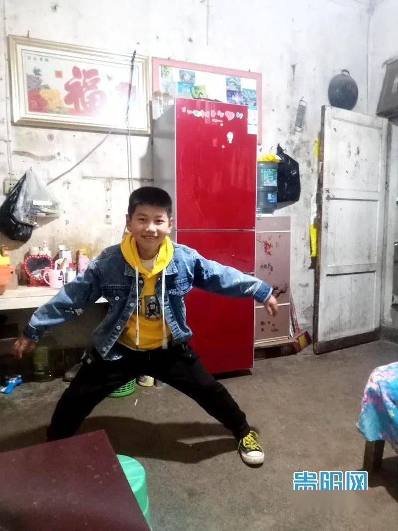 贵州11岁少年为消防指路,网友:你是整条街最靓的仔!
