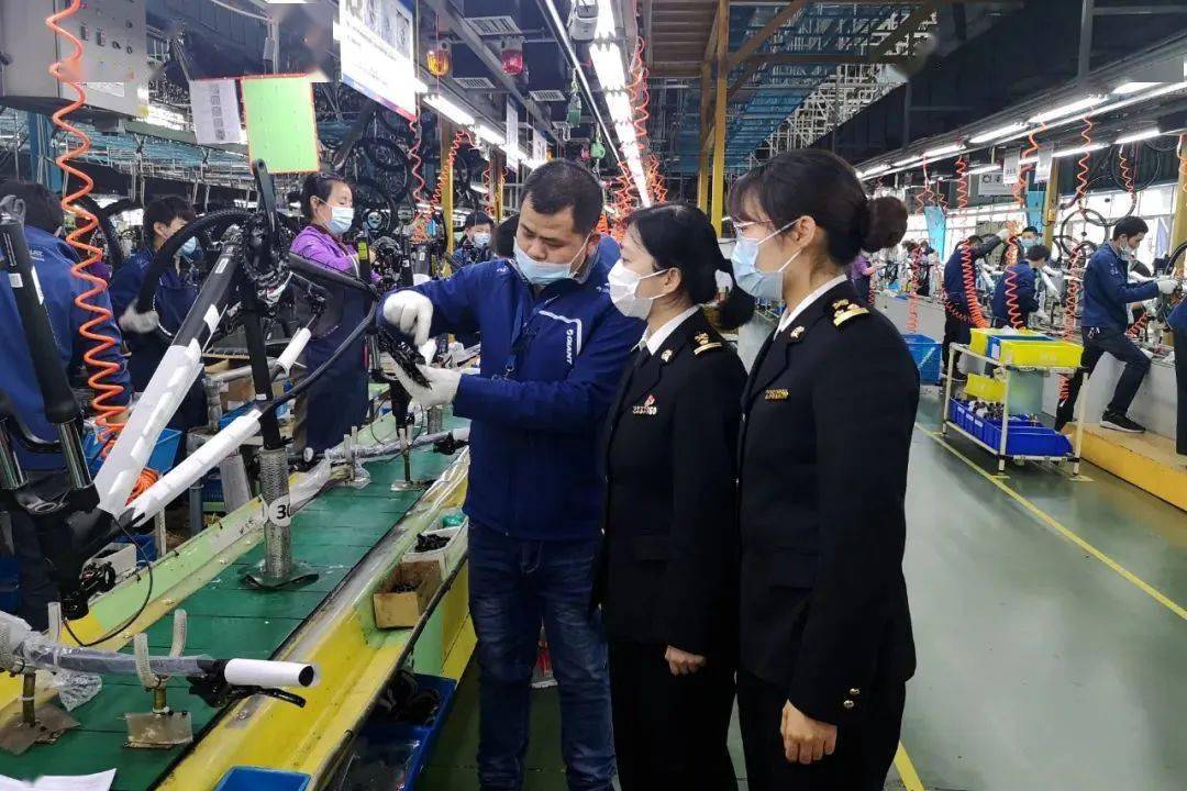 4月,昆山海关关员赴捷安特实地调研