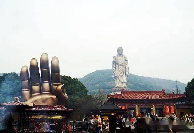 "天下第一掌"位于无锡灵山胜境佛手广场行道的左侧,是铜质的手掌,形状