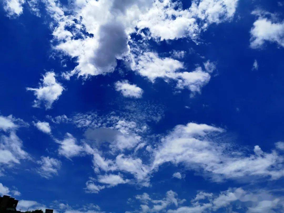 深蓝深蓝的天空