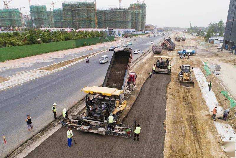 东半幅路面已完成施工 车辆可正常通行 西半幅路面正在加紧施工中