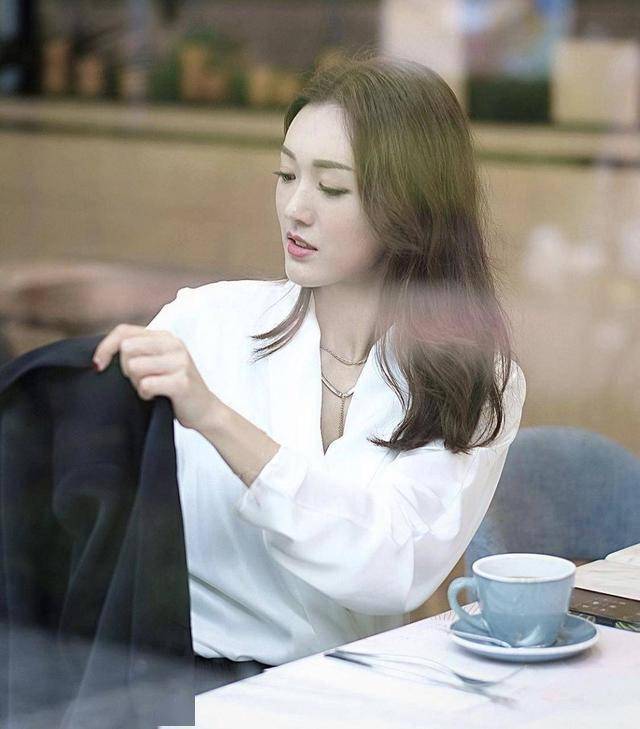 TVB小花想掴人气小生男友发泄！传两人年底结婚