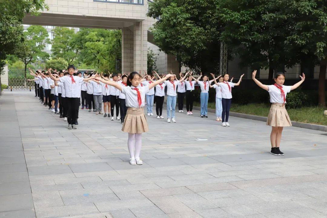 调研组在盐城市串场河小学实地察看了小水滴阅览室,艺术楼,烹饪教室