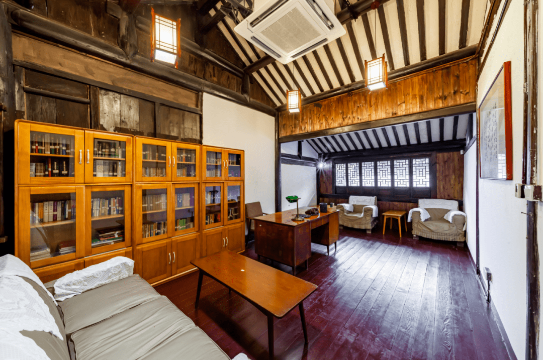 雕塑身后的故居里,右侧则展示着朱学范生平大事记.