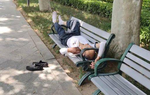 男子脱鞋在长椅上睡觉 相比交通不文明行为,在公共场所的不文明举止