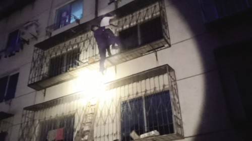 大连|女子“挂”在3楼还在“刚”