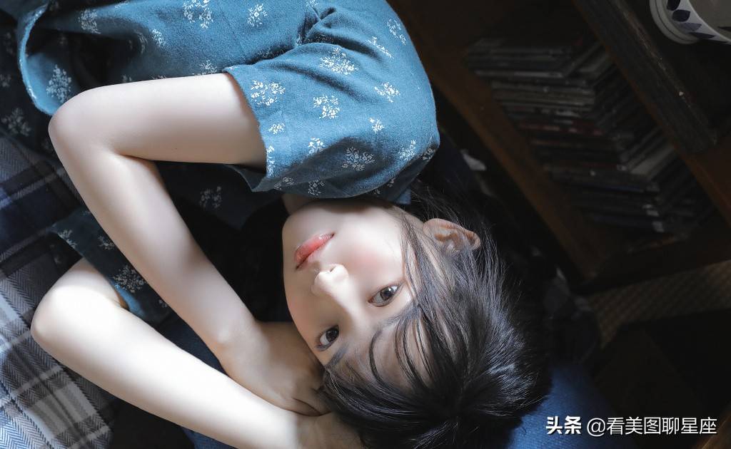 治愈系少女居家写真图片集欣赏