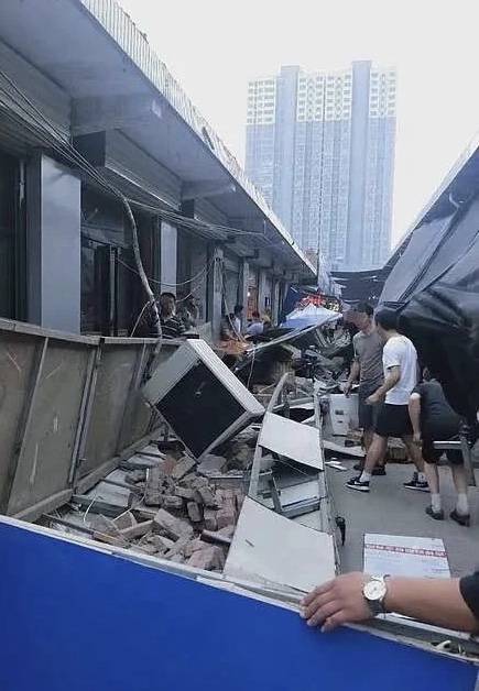 大风|陕西渭南一商户牌匾因大风暴雨掉落，致一死一伤