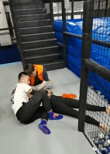 琪琪|从来没有人告诉你，这游戏有多危险！女研究生玩蹦床摔成瘫痪