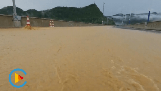 执法|特大暴雨隧道冒水 重庆酉阳部分高速路段实施交通管制