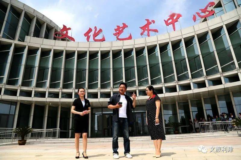 利津县文化艺术中心共设文化馆,图书馆,美术馆,影剧院,公共展厅五个