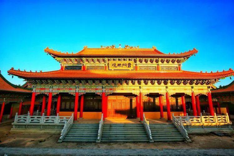 寺院每日香火不断,游人络绎不绝,热闹非凡,成为了东平旅游新亮点.