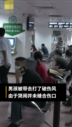 男童被鸡抓伤脸上遗留鸡趾甲，半个月后才发现
