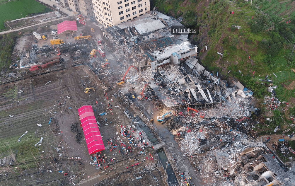 爆炸事故现场全景:罐体炸飞至三百多米外