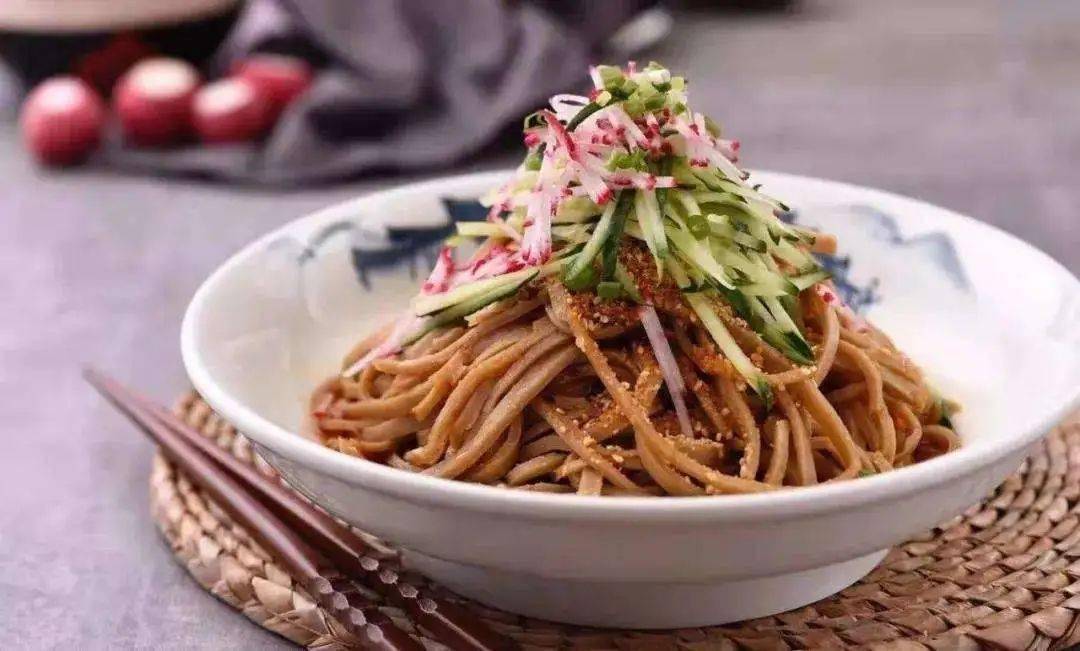 给我吃口你碗里的凉面