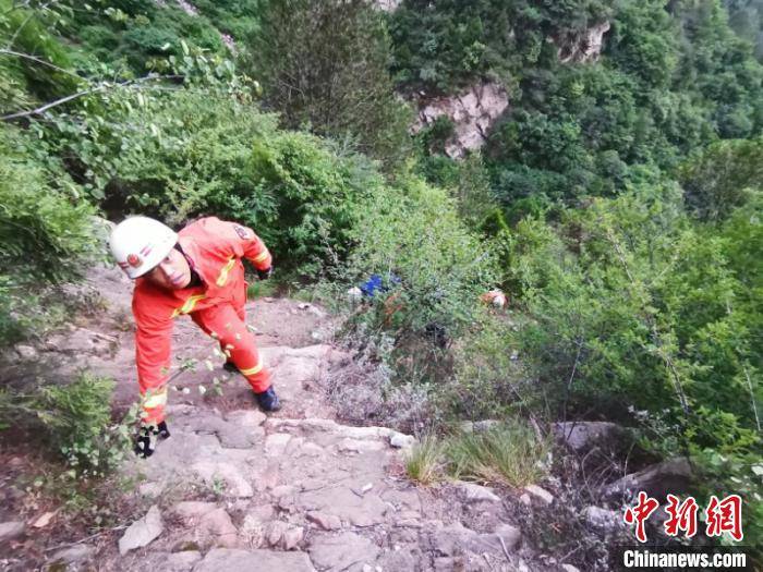 山区|山西灵石：驴友穿越山区坠崖救援持续13个小时