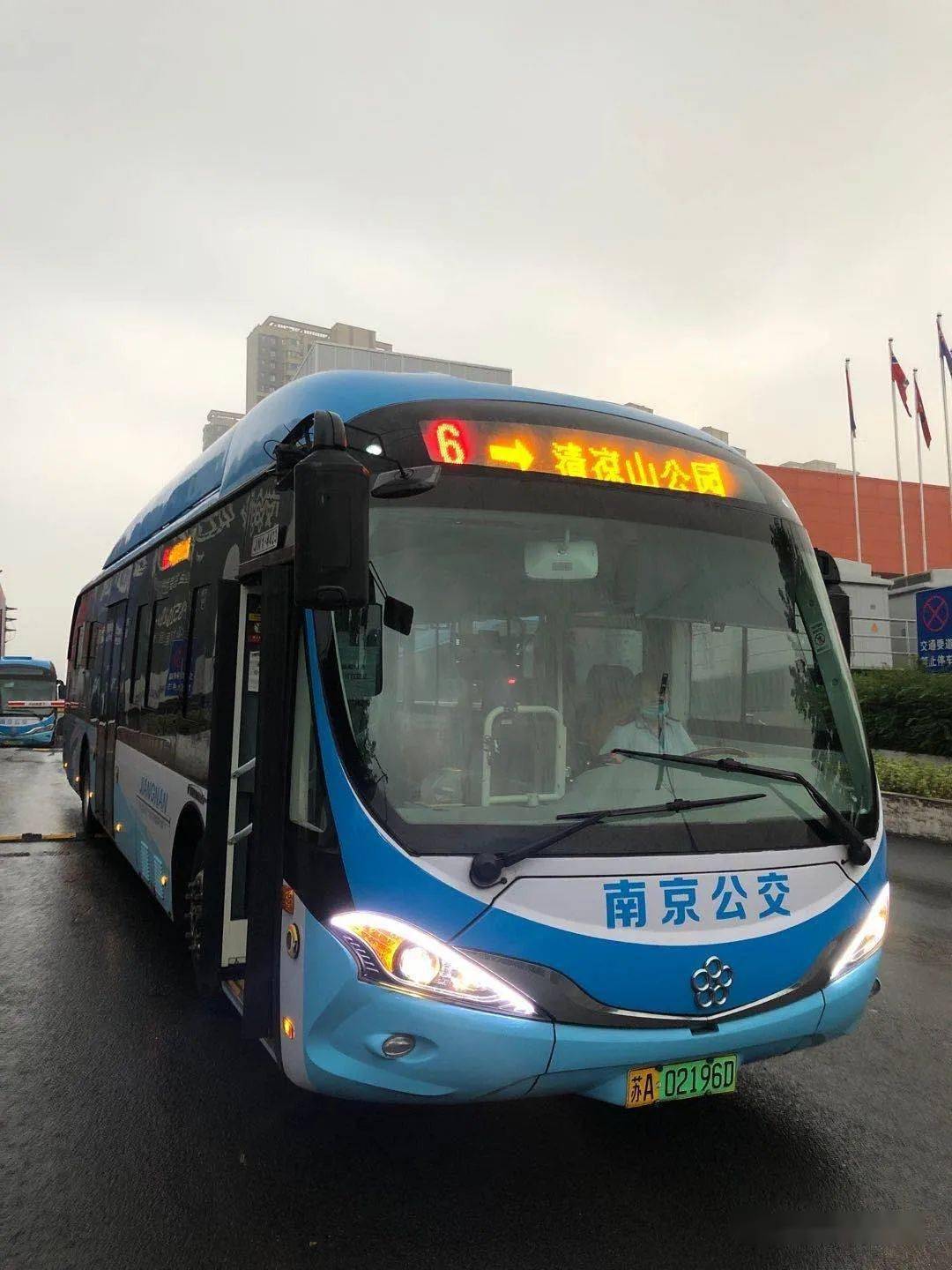 暴雨袭城,南京公交积极行动 "雨"乘客一路同行