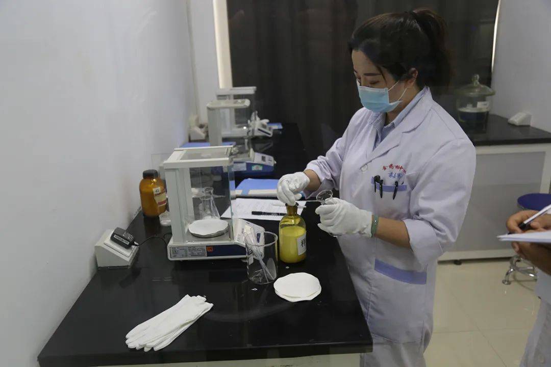 化妆品检验现场啥样?消费者如何安全用妆?