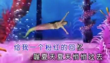 张雨绮演唱《粉红色的回忆》这首歌曲,穿着紫色条纹裙,动作妩媚,但
