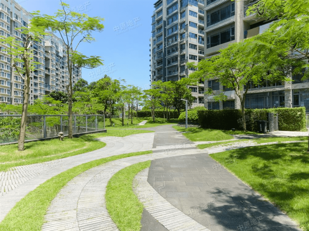 建筑融合进山景,故得此美称"十五峯"