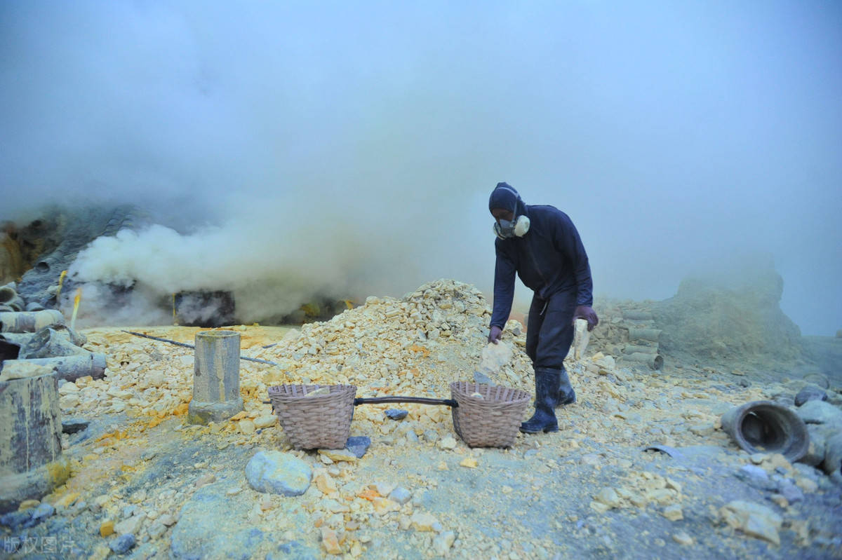 "人间炼狱"里的搬运工,印尼卡瓦伊真火山硫磺矿工纪实