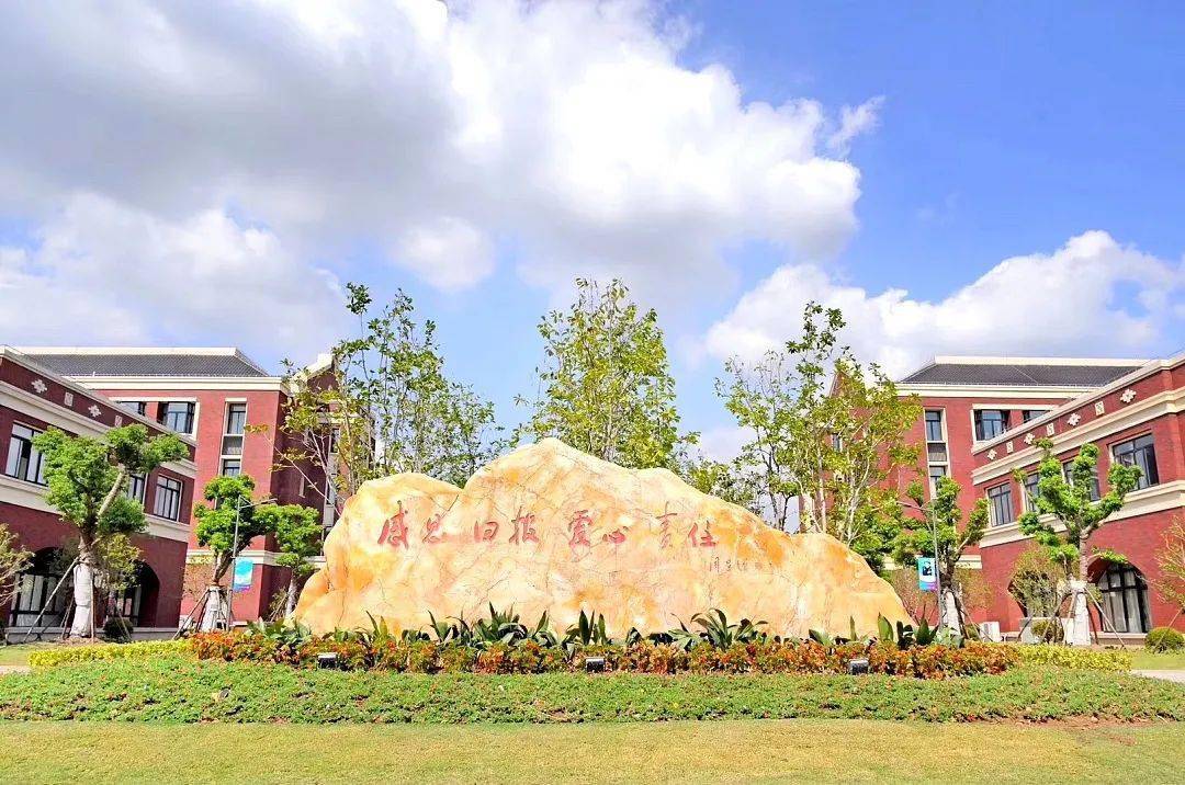 上海理工大学、上海建桥学院注重创新征兵工作模式，不断提高大学毕业生征集质量