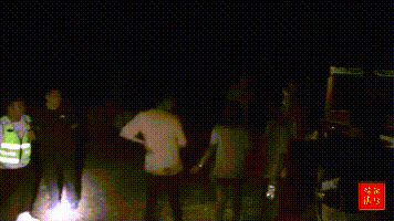 【头条】深夜,5男2女被困金刚台猫耳峰峰顶,消防员悬崖峭壁上上演3