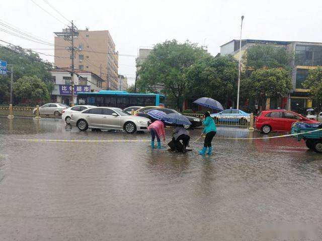 坐标:运城,天气:大雨,坚守在雨中的排水人