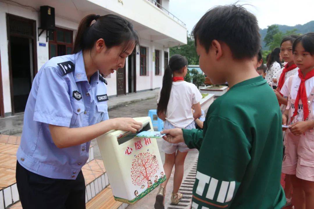 孩子们将心愿卡投进心愿箱