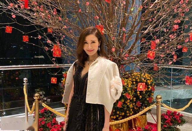 李嘉欣近照曝光，嫁入豪门的亲姐久违露面，两