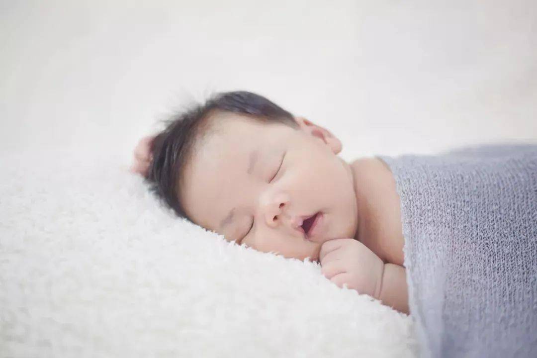 影响|影响生长发育。5招，培养小睡神宝宝睡眠不足