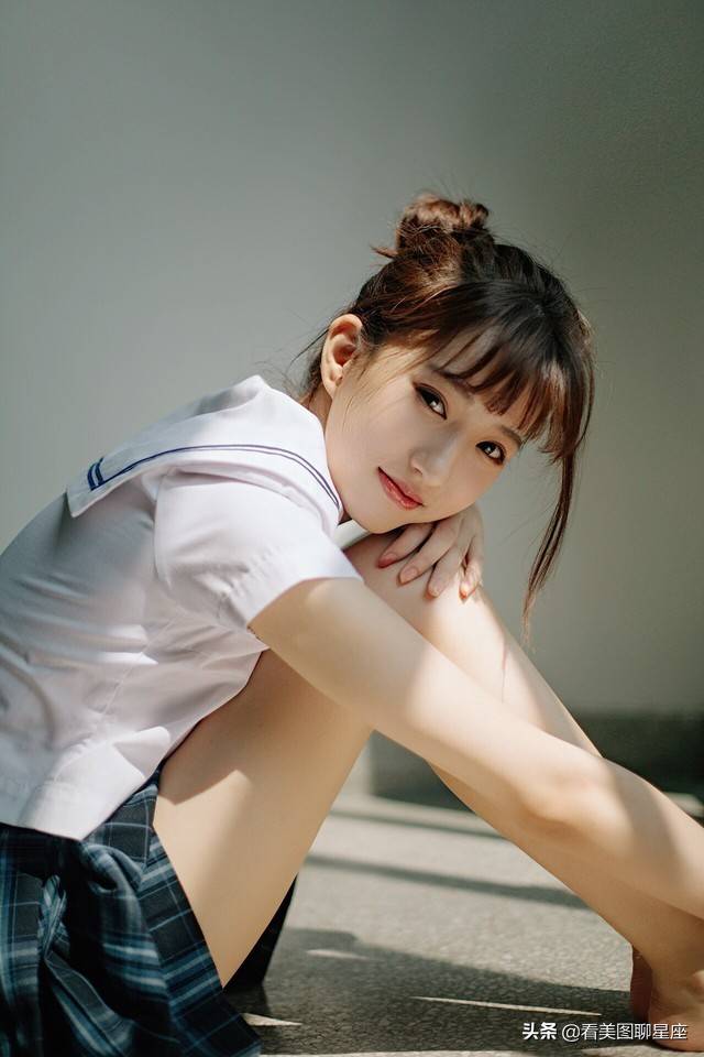 穿着水手服的长发妹子图片集欣赏,萌萌的感觉