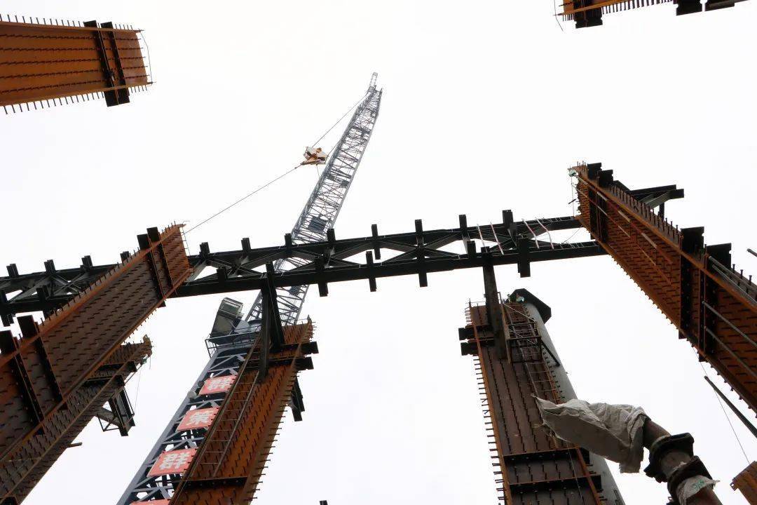 全新一代“空中造楼机”诞生!见识“西北第一高楼”先进建造技术设备!