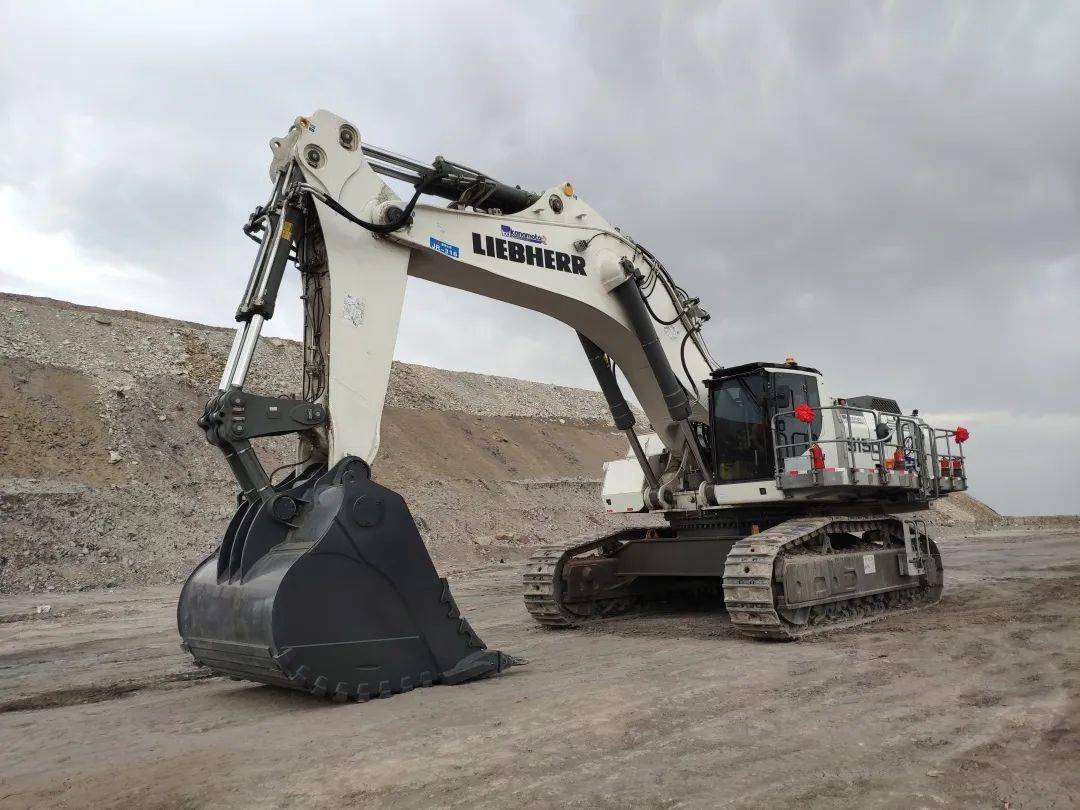 大型露天煤矿交付第1台利勃海尔150吨级最新款r 9150b矿用液压挖掘机